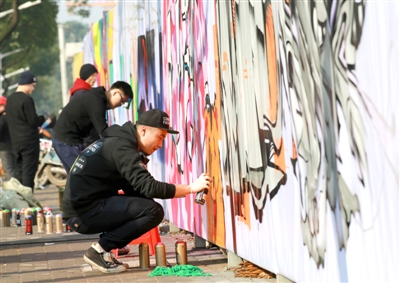 江南城區臨沅路上，涂鴉愛好者正在進行街頭涂鴉藝術創作